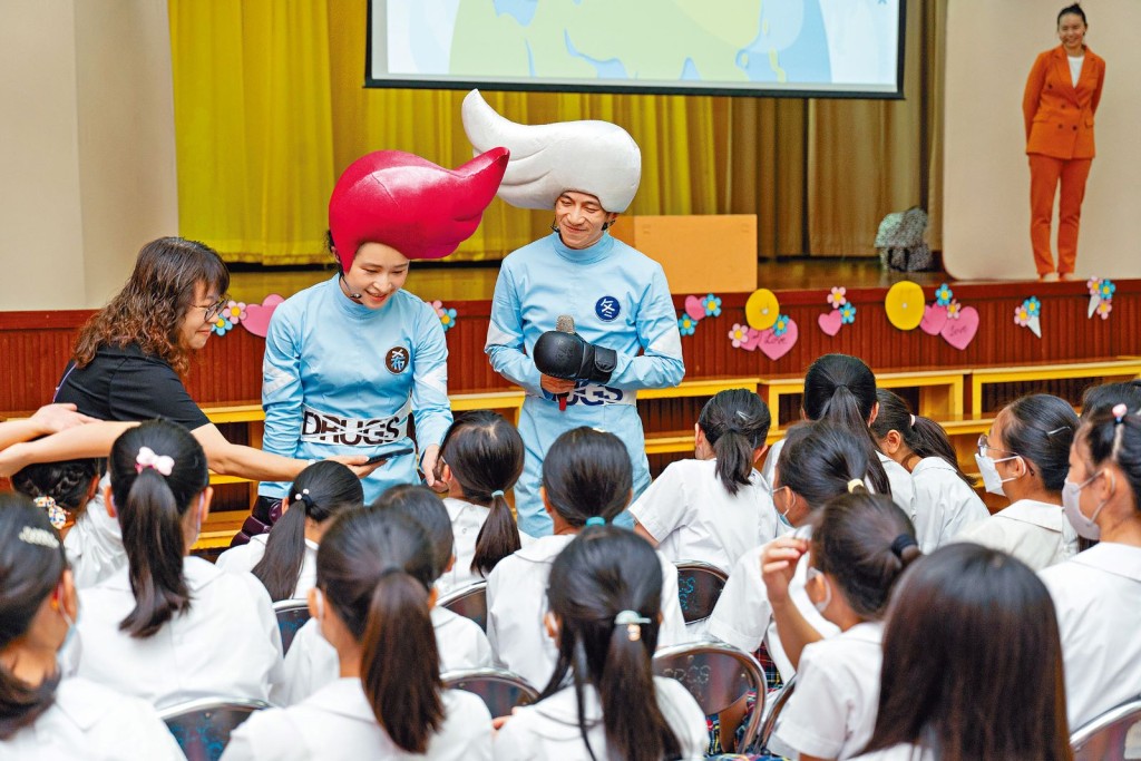 在演出時,冬冬(右)和希希(中)走入觀眾席與學生互動,從而鼓勵他們反思毒品禍害,並誘導他們正確選擇——「一齊企硬唔take嘢」。