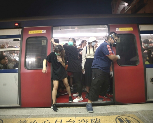 示威者沙田站阻止東鐵綫列車開出