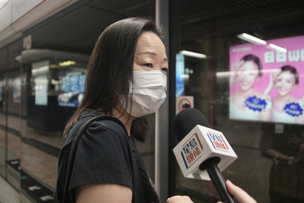 等候荃灣線的市民Joanne認同本港交通基建需要定期檢修，對港鐵今次工程表示理解。