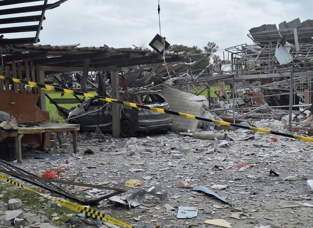 報道指,爆炸威力巨大, 除煙花廠淪為頽垣敗瓦,還波及摧毀附近兩座房屋和一輛汽車。X@asia_rpt 報道指,爆炸威力巨大, 除煙花廠淪為頽垣敗瓦,還波及摧毀附近兩座房屋和一輛汽車。X@asia_rpt