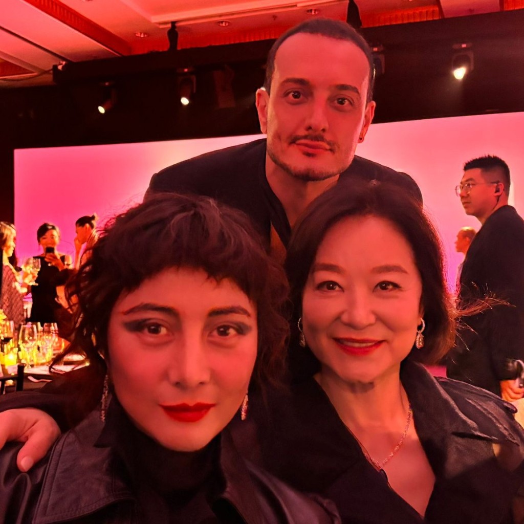 何超仪昨晚在上海出席《Tatler Ball Shanghai 2024》，与林青霞合照。