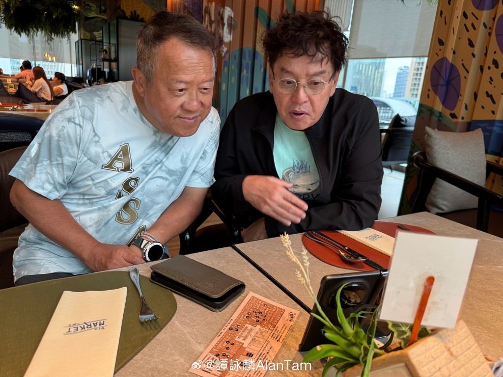 近日譚詠麟分享與曾志偉一起用手機睇波的相片。 近日譚詠麟分享與曾志偉一起用手機睇波的相片。