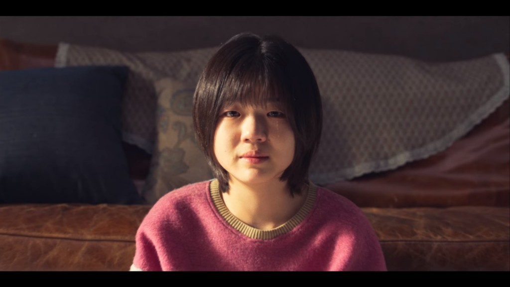 女兒金美貌回看母親的童年，感到心酸。