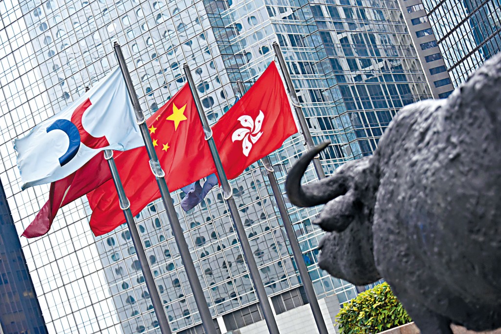 恒生科技指數今天剛好面世一周年,遇上強勁監管風暴來襲,令過去一年升幅盡數蒸發,累跌1%。