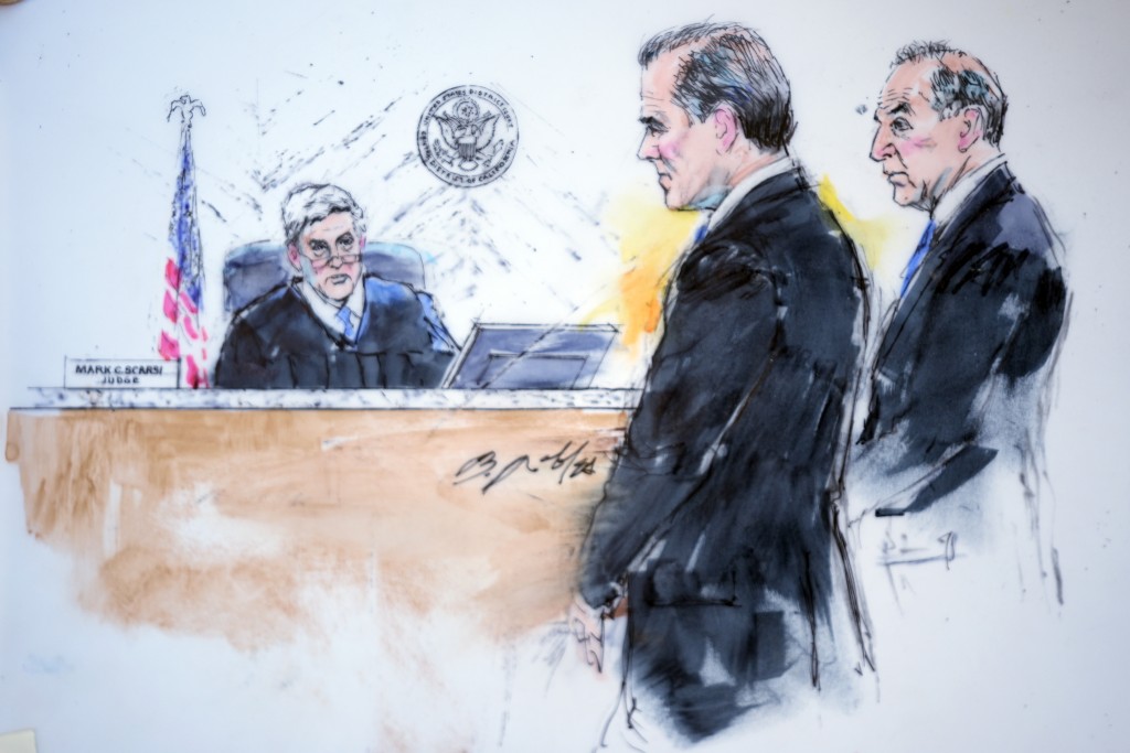 这张法庭素描显示亨特（中）在代表律师陪同下出庭的情景。美联社