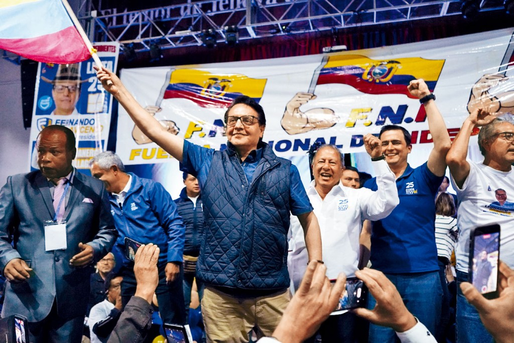 總統候選人比利亞維森西奧周三遇刺前出席造勢集會。