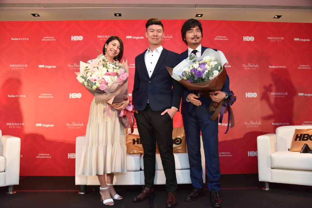日本演員竹內結子（左）與小澤征悅（右）2018年在台北宣傳新戲「神探夏洛克小姐」。