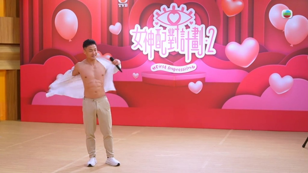 關經翰(Oswald)應評審要求脫下上衣。 關經翰(Oswald)應評審要求脫下上衣。
