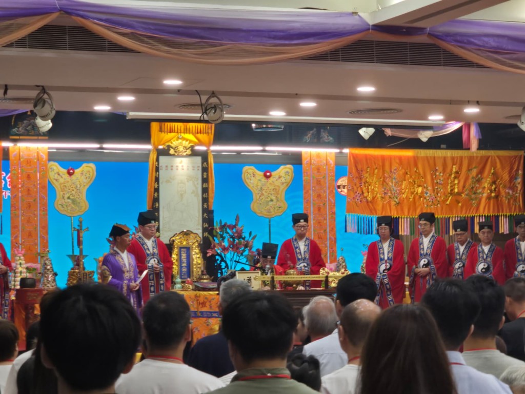 嗇色園主席黎澤森(中)在儀式上登壇,以「仙師十訓」勉勵他們依訓行善。 嗇色園主席黎澤森(中)在儀式上登壇,以「仙師十訓」勉勵他們依訓行善。
