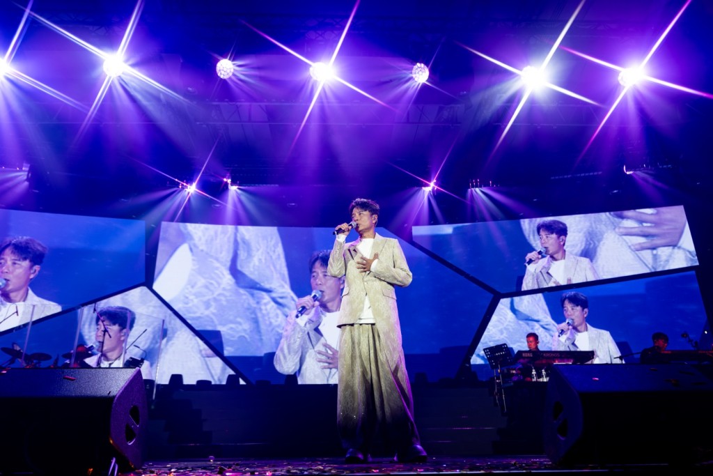 李克勤一連兩場《Live in Sands》演唱會,當中除了新加坡當地粉絲,更有不少來自馬來西亞、香港及海外的歌迷專誠飛來撐場。 李克勤一連兩場《Live in Sands》演唱會,當中除了新加坡當地粉絲,更有不少來自馬來西亞、香港及海外的歌迷專誠飛來撐場。
