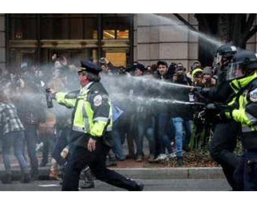 警方施放胡椒喷雾驱散示威者。 AP
