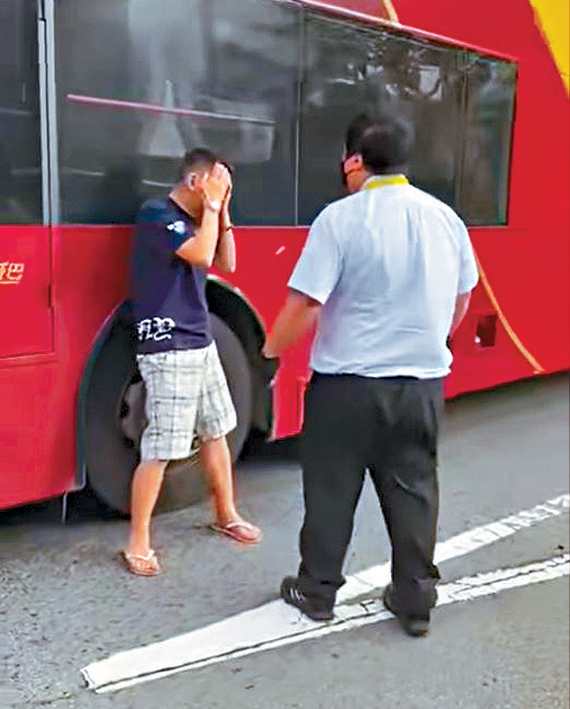 城巴車長（右）揮右勾拳猛擊中年男子頭部。