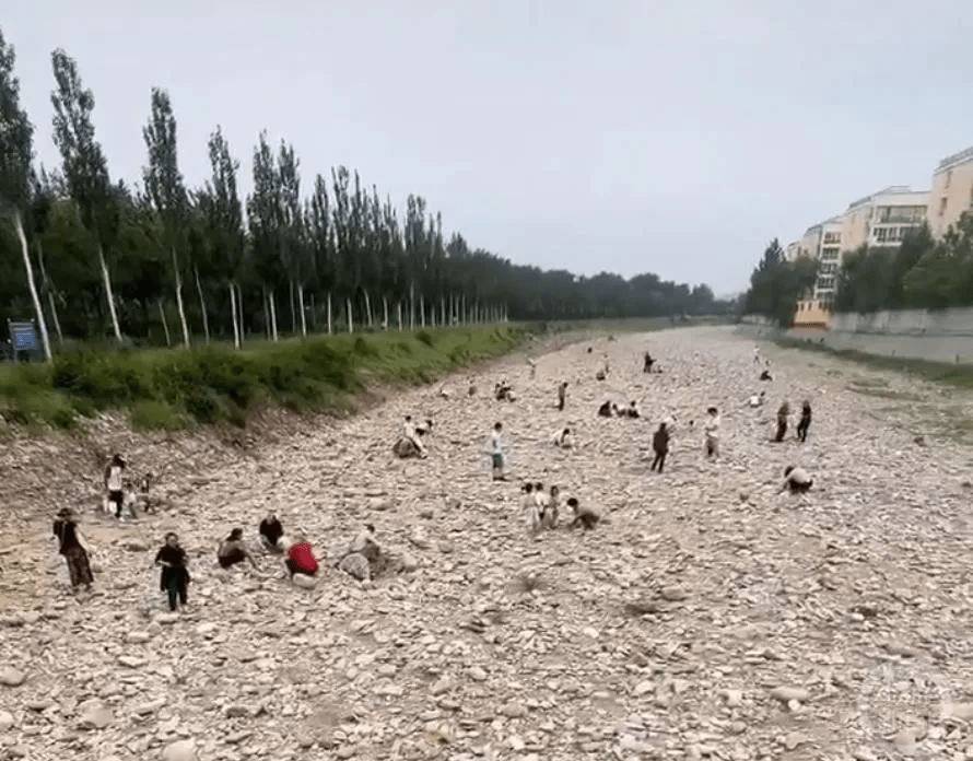 网传北京房山区一村口乾涸的河道里出现「金粒」，引来附近居民前往「淘金」。