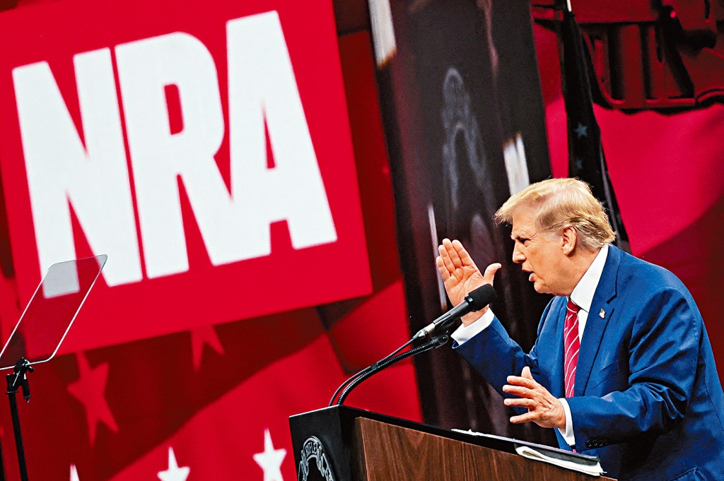 特朗普在德州举行的全国步枪协会年会上演讲。