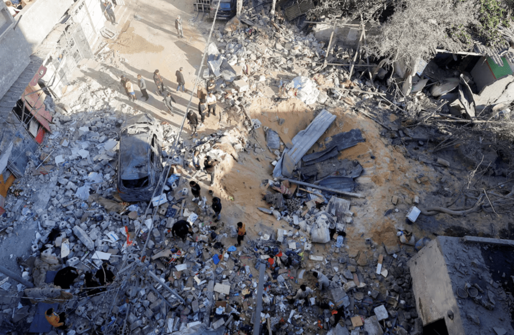 以色列昨日空袭了拉法的萨布拉 (Sabra) 街区，造成至少 12 人死亡，其中包括妇女和儿童。路透社