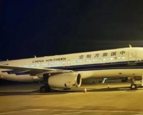 南方航空一航班在石家莊正定機場落地滑行時出現故障，機組迅速將飛機剎停在跑道上。 網圖

