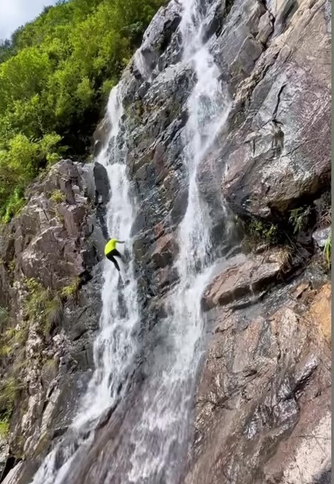 大媽爬至瀑布中段。網上截圖