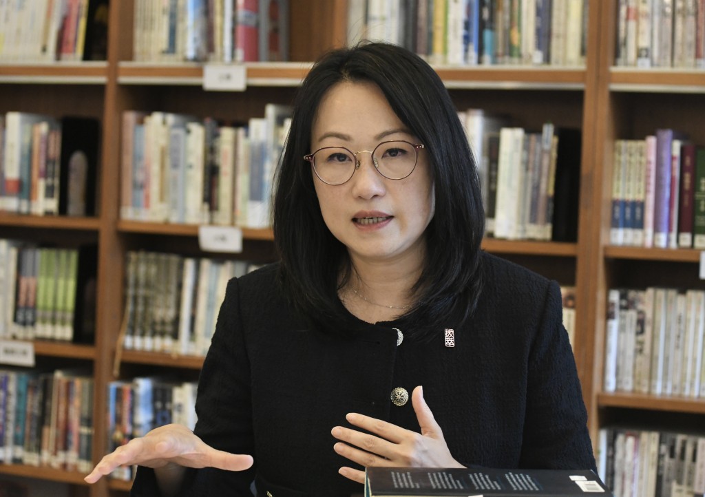 男拔附小校長何建儀幽默笑言,坊間面試班常教小孩面試時切勿「轉櫈」,「我可以很肯定告訴你們,拔萃面試房那張櫈是不會轉的!」 男拔附小校長何建儀幽默笑言,坊間面試班常教小孩面試時切勿「轉櫈」,「我可以很肯定告訴你們,拔萃面試房那張櫈是不會轉的!」