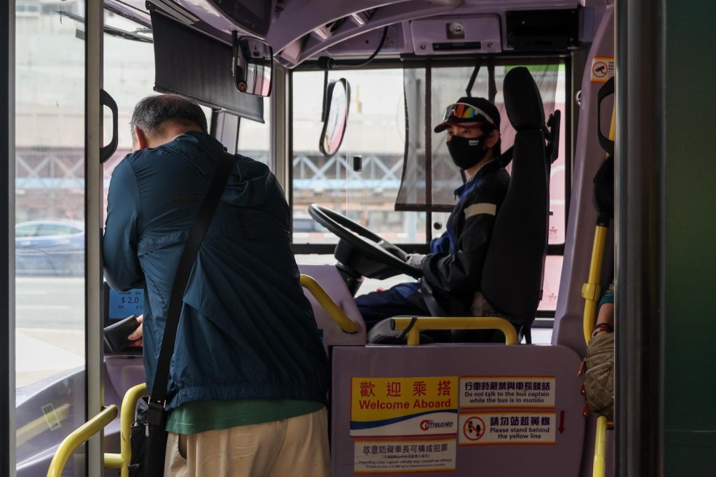 2元乘車優惠計劃即日起調整為「兩蚊兩折」。