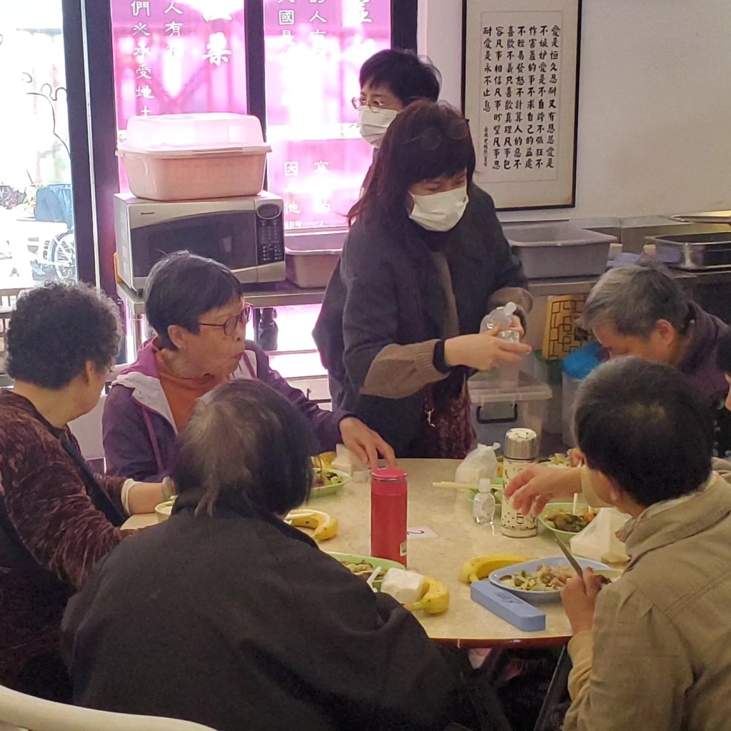 机构其中一个服务包括让长者享用免费午餐及晚餐。(Facebook圣巴拿巴会之家图片)