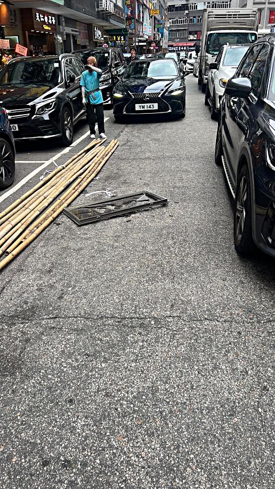 上月28日,一扇鋁窗墮下擊中兩車輛。網上圖片 上月28日,一扇鋁窗墮下擊中兩車輛。網上圖片