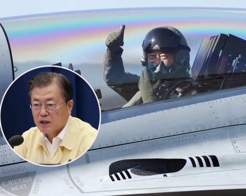 南韓總統文在寅親自乘坐南韓國產戰機巡視領空。AP圖片