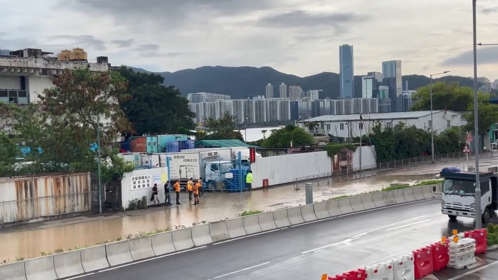 觀塘茶果嶺道近海水抽水站有地底水管爆裂,大量黃泥水湧出。網上片段截圖 觀塘茶果嶺道近海水抽水站有地底水管爆裂,大量黃泥水湧出。網上片段截圖