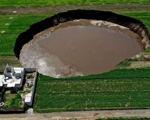 墨西哥出現直徑80米巨坑，3天變大數十倍。(網圖)