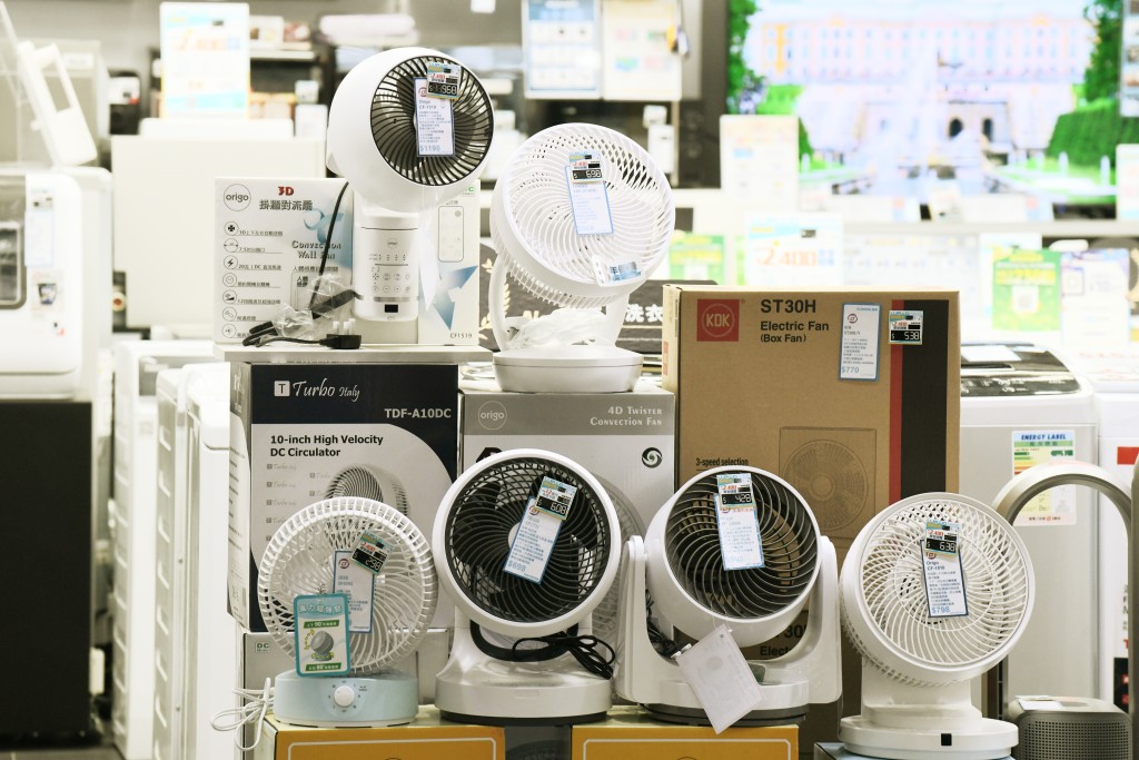 林超英建議，若天氣炎熱，可保持室內空氣流通，使用風扇吹頭和吹身，並用百葉簾遮擋陽光，已能有效降溫。資料圖片