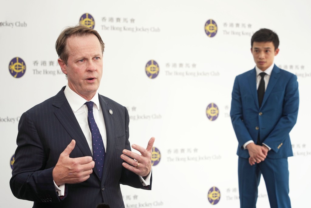 香港赛马会赛马事务执行总监夏定安(左)宣布黄皓楠(右)将踏入其事业上的一个新阶段。