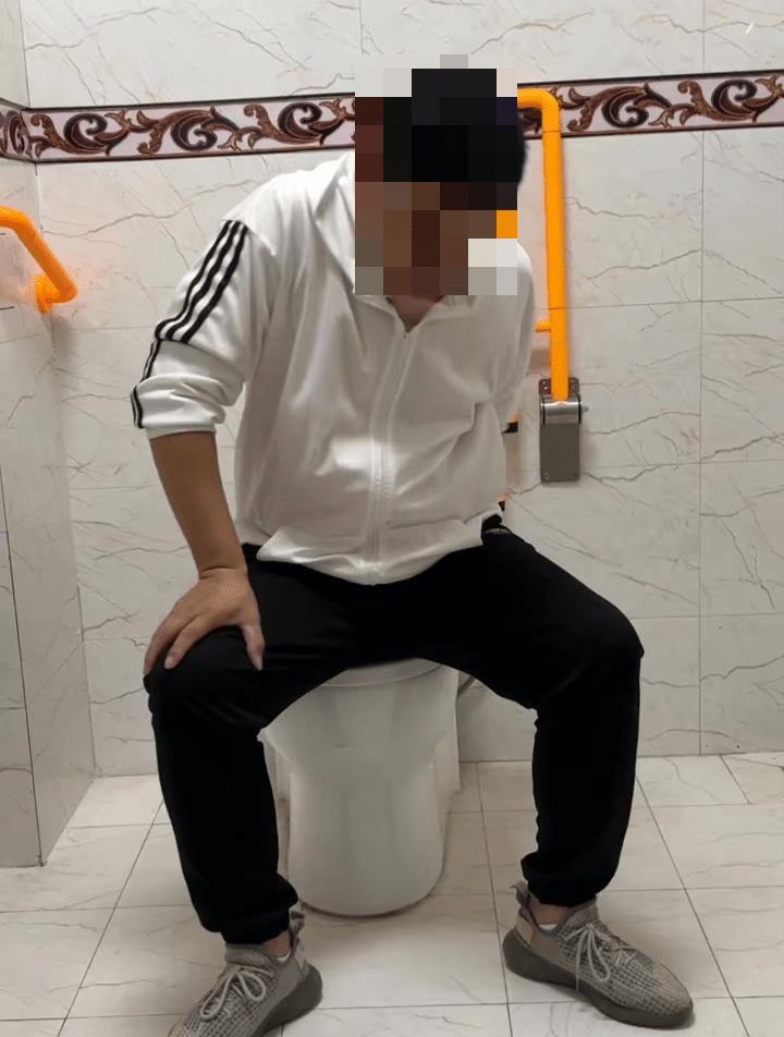 長期蹲坑看手機危害真挺多。 示意圖 長期蹲坑看手機危害真挺多。 示意圖