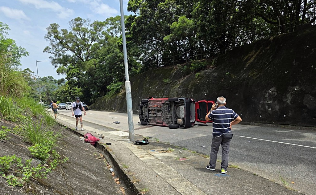 的士撼水龍頭後翻側。fb:EmpatheticElephant4744 的士撼水龍頭後翻側。fb:EmpatheticElephant4744