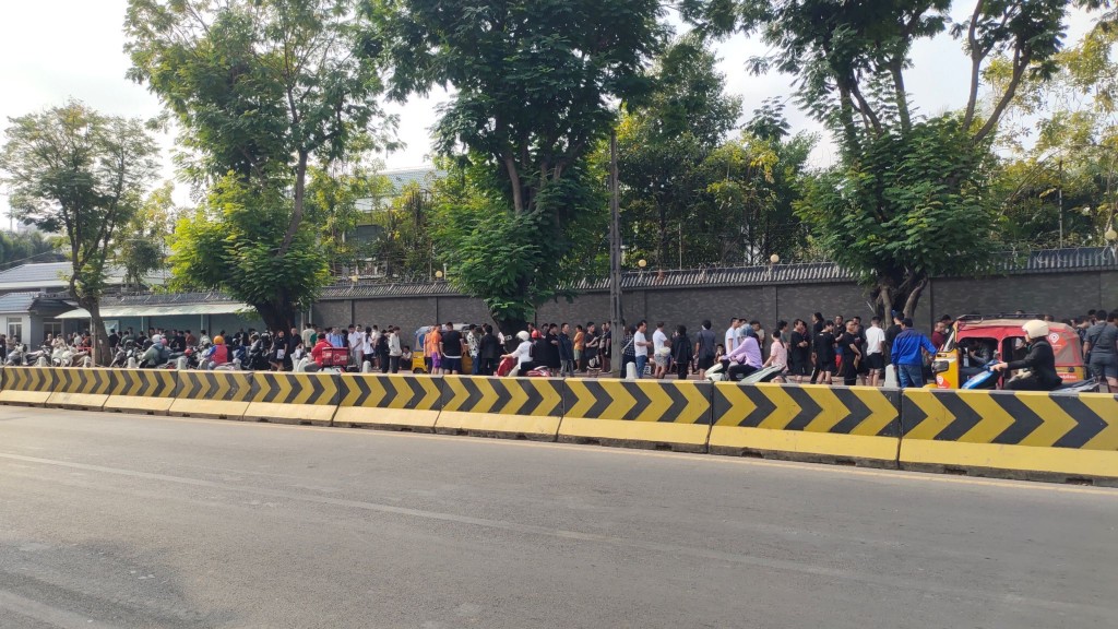 逃離電詐園的中國公民排隊求助， 駐柬使館現人龍。 柬中時報