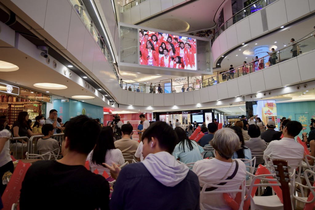 大批市民在APM商場觀看杭州亞運開幕式直播。歐樂年攝