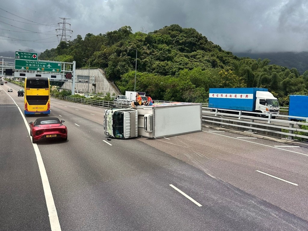 事後貨車上三人坐在車斗上等候救援。FB:香港突發事故報料區2.0 事後貨車上三人坐在車斗上等候救援。FB:香港突發事故報料區2.0