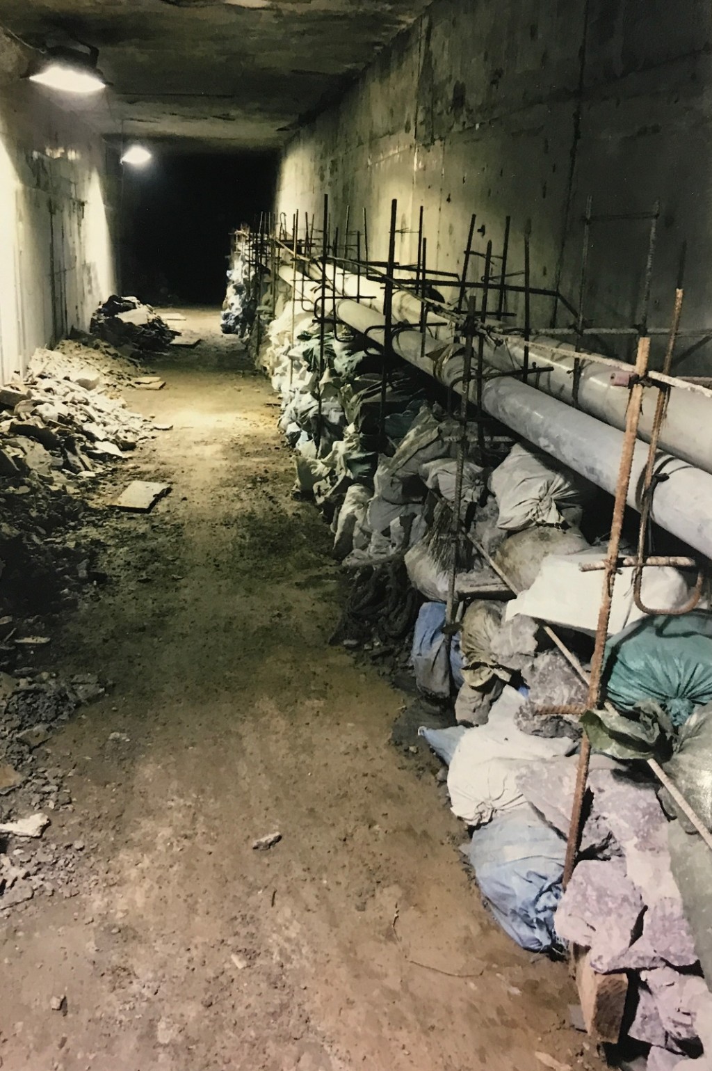 其中一張照片展示了土瓜灣站堆積的建築廢料。