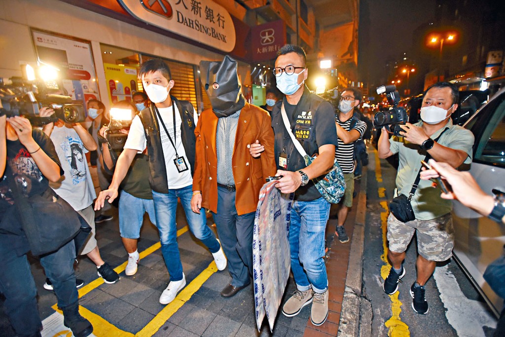 警方拘捕涉濫發「免針紙」男醫生。