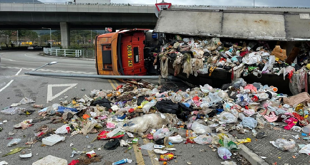 垃圾車於迴旋處翻側。（香港突發事故報料區Facebook）