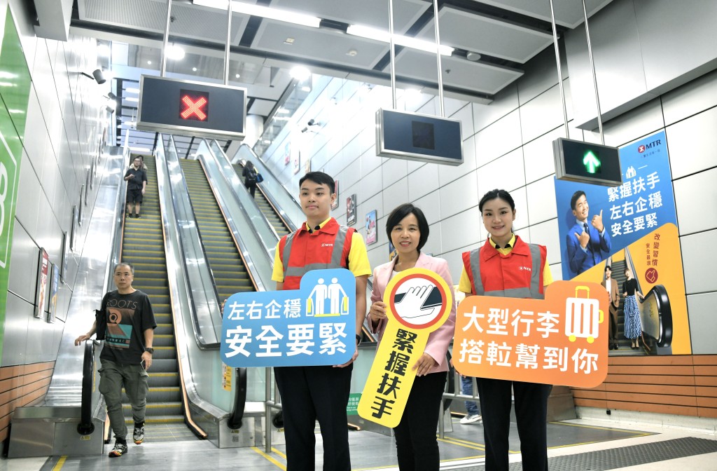  港鐵公司車務營運及本地鐵路總管李婉玲 (中) - 港鐵介紹扶手電梯安全運動。 黃偉強攝  