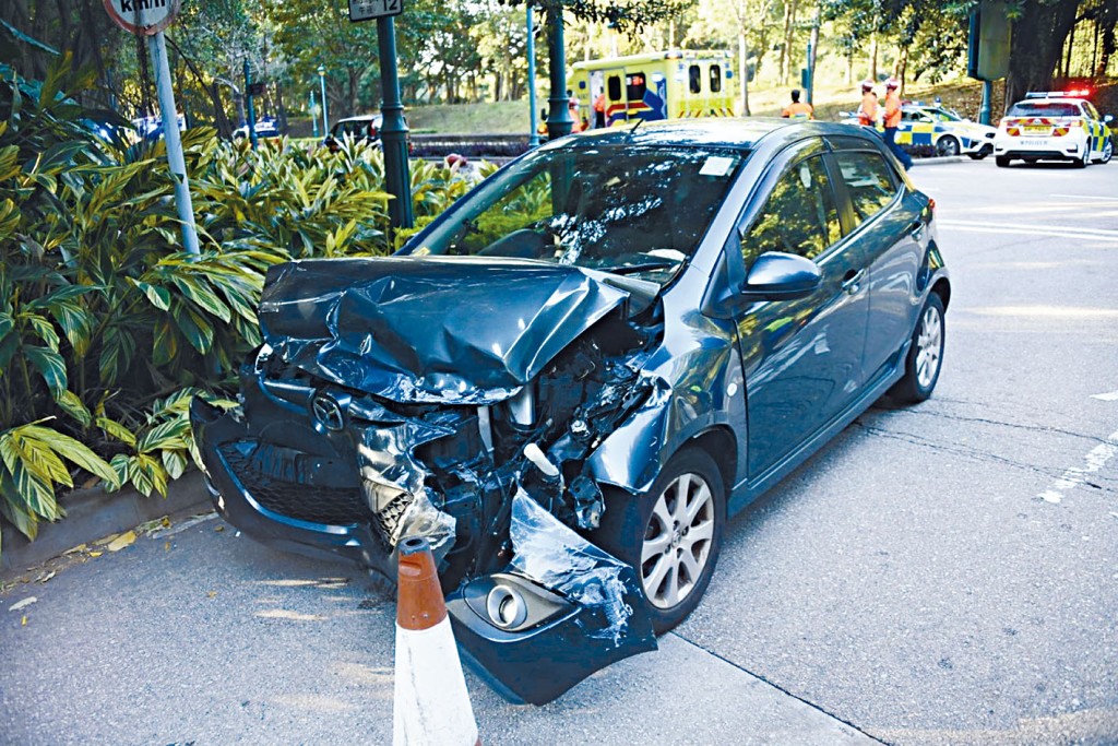 私家車車頭毀爛。