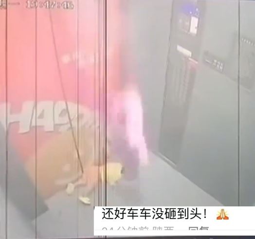 玩具車上幼童被電梯拉扯至凌空360度摔落地。抖音@河南鄉村頻道