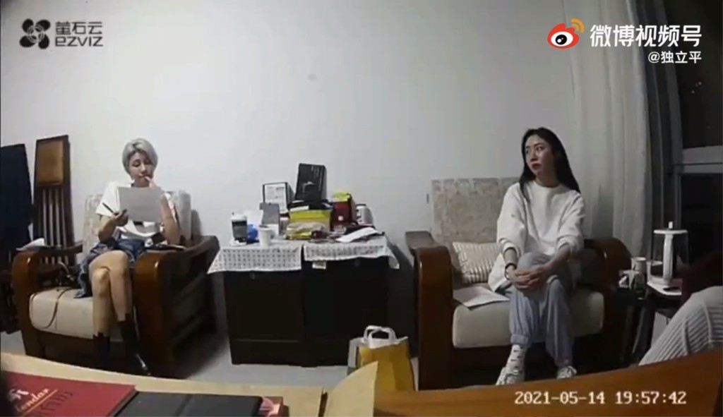 近日網上流出陳露(右)到霍尊工作室時的片段。