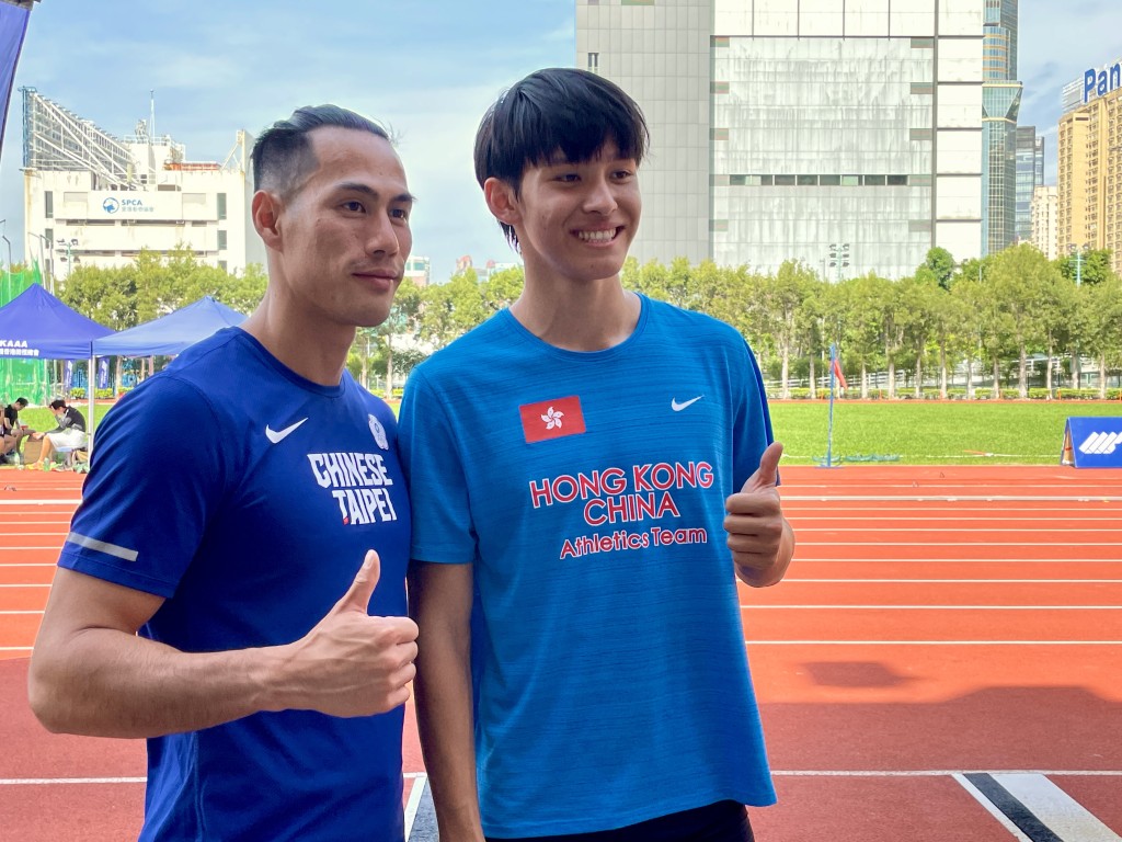 男子200米:吳君浩(右)跟楊俊瀚(左)合照。徐嘉華攝 男子200米:吳君浩(右)跟楊俊瀚(左)合照。徐嘉華攝
