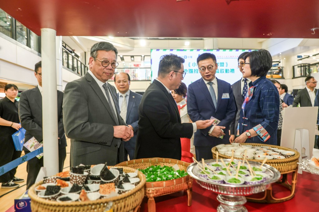 啟動禮後,丘應樺遊覽活動攤位,品嚐泰國特色食品椰汁香葉糕,及潮汕糕點芋泥及凍香蕉糕。何家豪攝 啟動禮後,丘應樺遊覽活動攤位,品嚐泰國特色食品椰汁香葉糕,及潮汕糕點芋泥及凍香蕉糕。何家豪攝