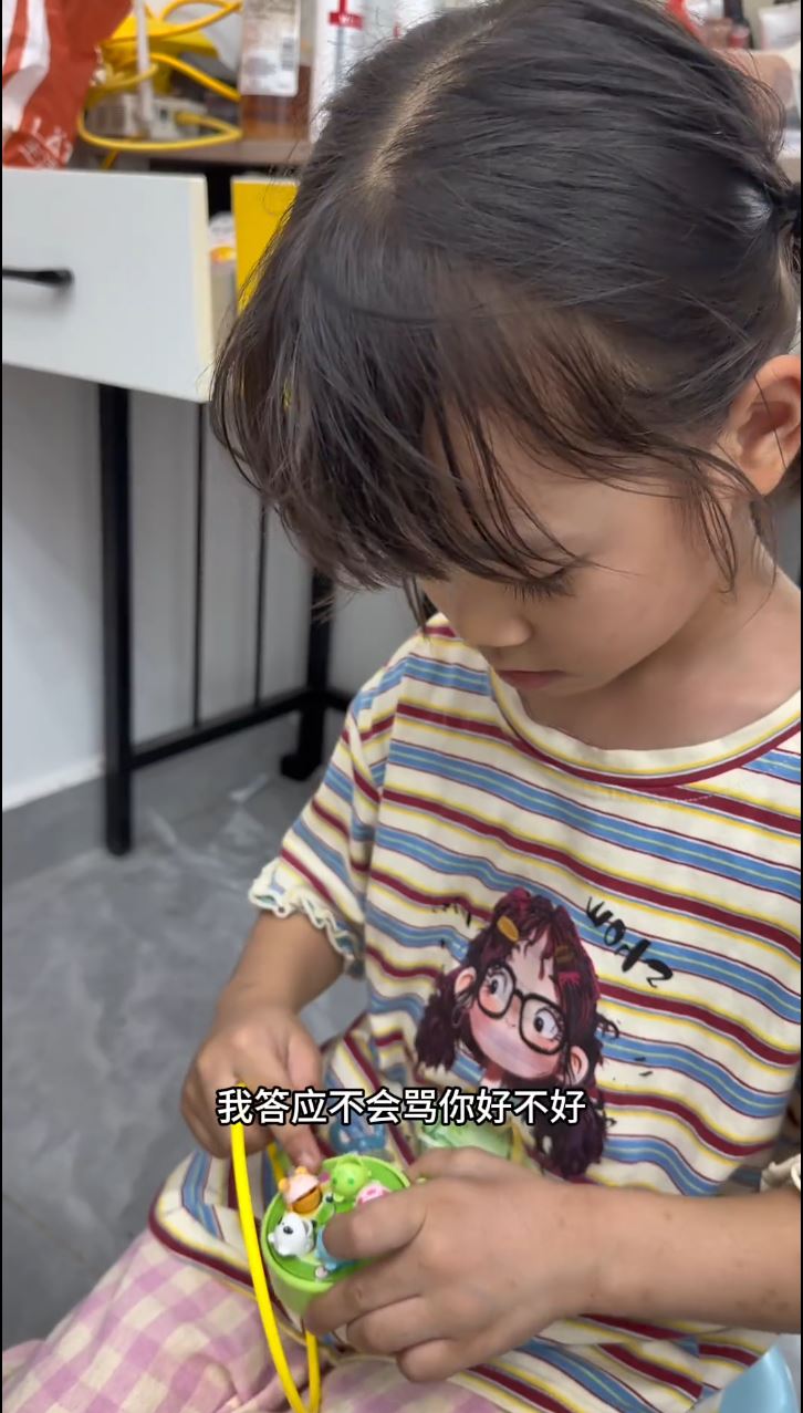 小妹妹知道闯祸后回家向母亲认错。