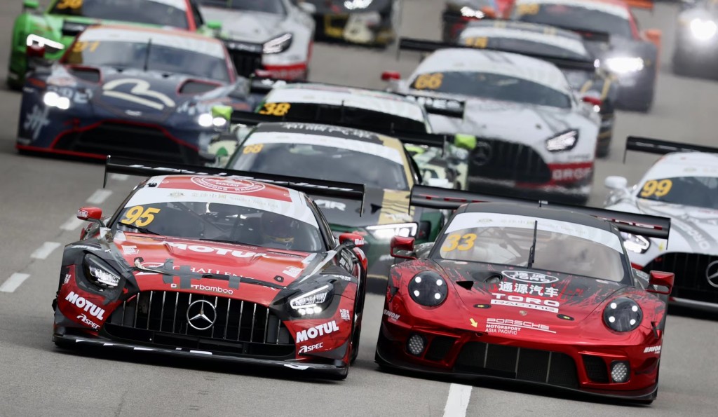 欧阳若曦(左)起步后不久便爬过叶弘历。相片由公关提供