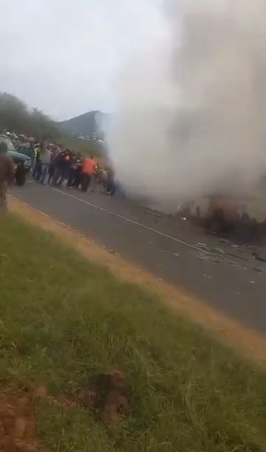 2輛巴士迎頭相撞後引起大火，導致38人死亡。X@BusesNation