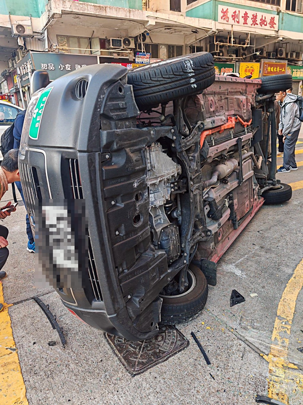 的士捱撞翻側路邊。網圖