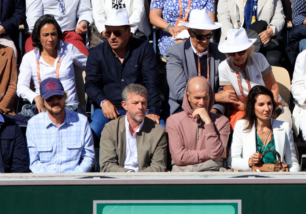 施丹（前排右二）较早前也现场观战，在观众席亲睹拿度出战法国网球公开赛。Reuters