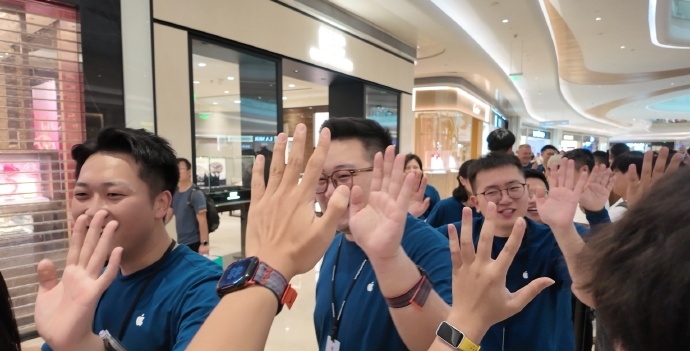 網民分享深圳Apple新店開業情況。
